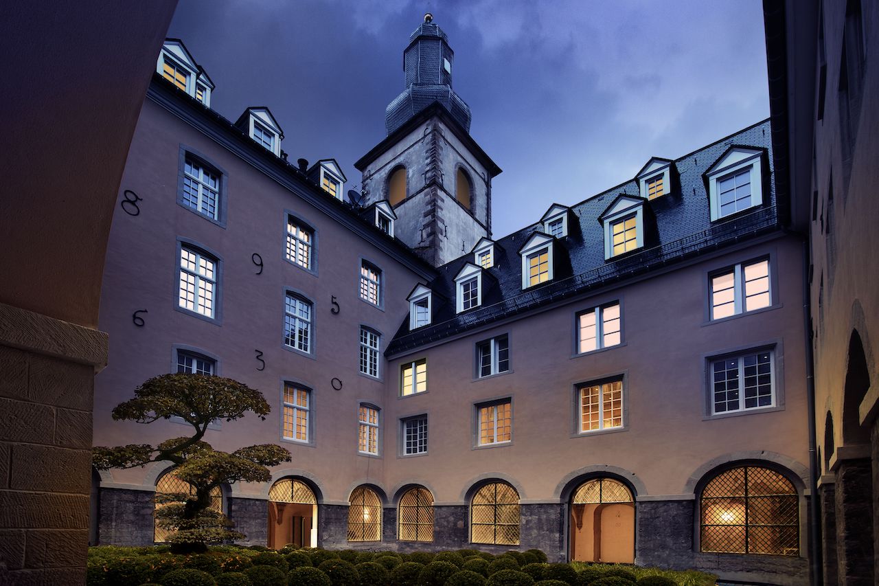 Die in den Hang gebaute Klosteranlage verfügt über eine Fläche von ca. 8.500 m2