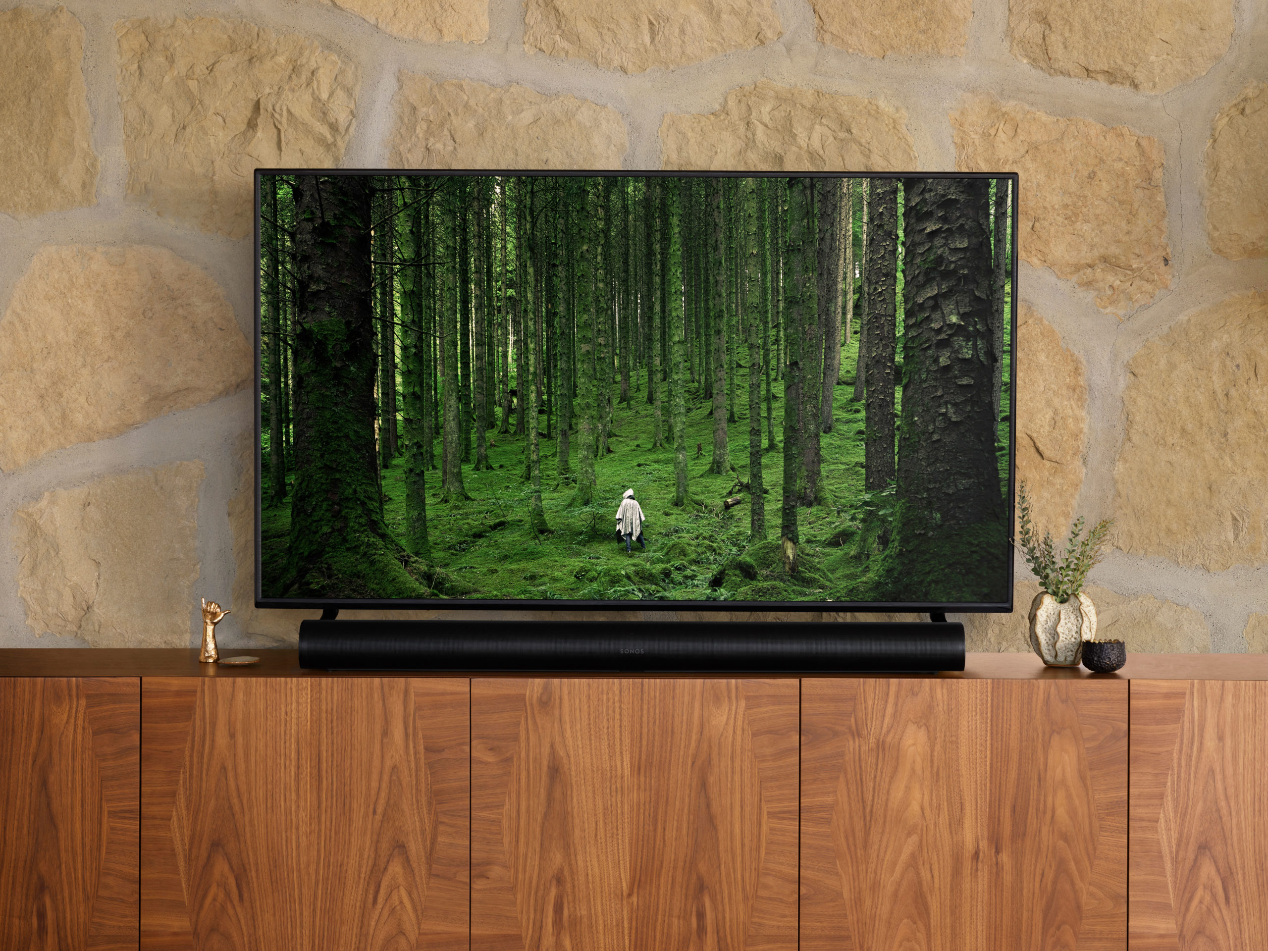Mit 114 cm Länge wird der Sonos Arc den gewachsenen Dimensionen neuer TV-Geräte gerecht