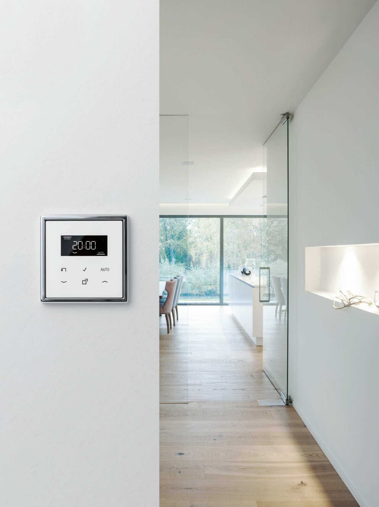Das LB-Management die Basis im Smart Home und bietet bereits viele Komfortfunktio-nen für die Licht-, Beschattungs- und Temperatursteuerung.