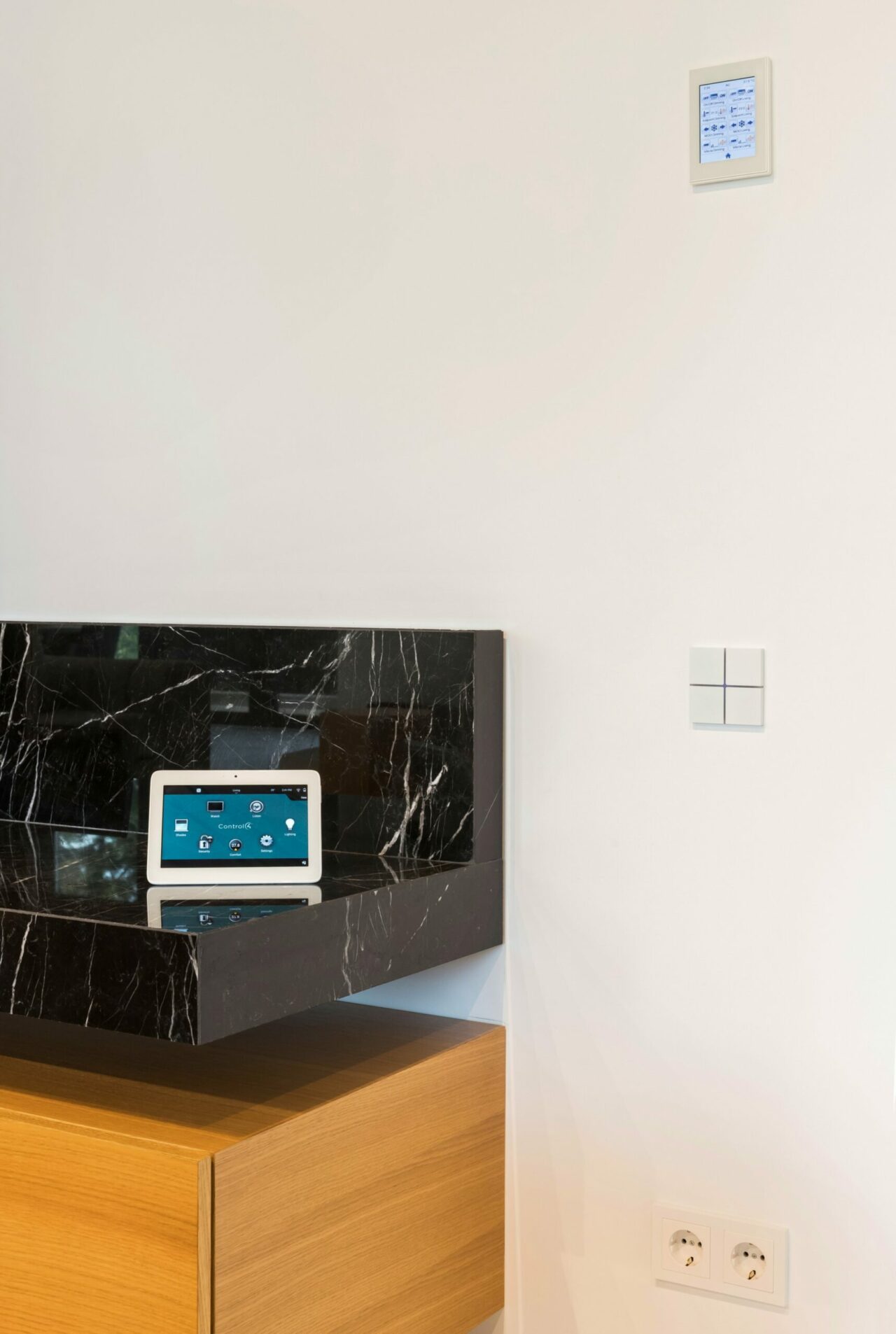 Die Touchscreen-Elemente gibt es für die Wand und als Tablet für die Bedienung am Tisch oder auf der Couch.